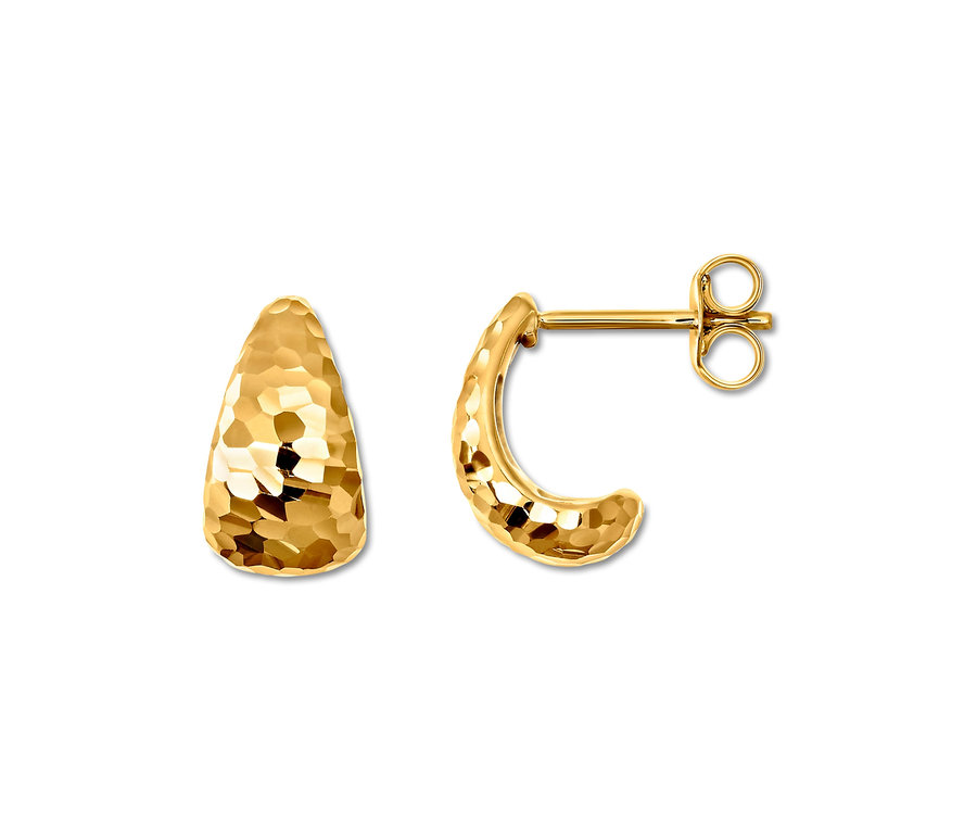 Nahaufnahme von goldenen Halbcreolen, konisch diamantiert.