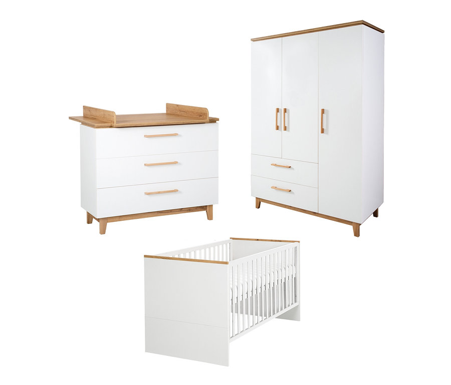 Kinderzimmer mit Bett, Wickelkommode und 3-türigem Schrank der Marke roba »Finn«.