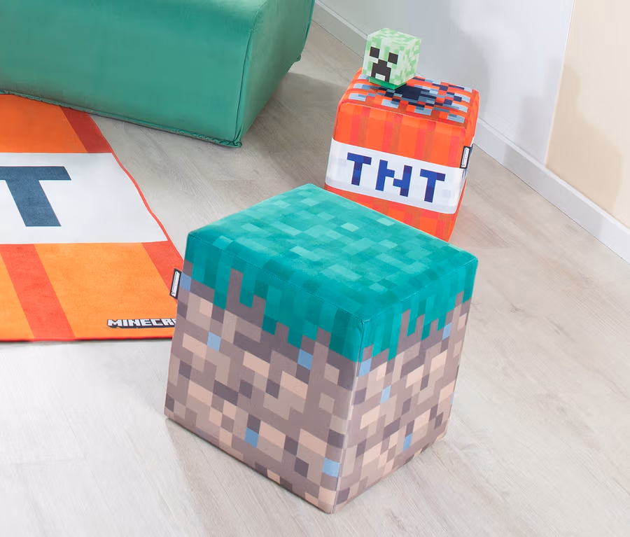 Zwei Minecraft Sitzhocker stehen nebeneinander auf dem Boden, im Hintergrund ein grüner Sessel.