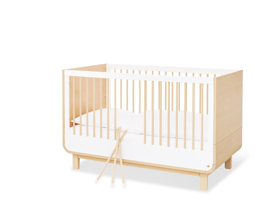Pinolino Kinderbett »Round« mit weißer Matratze und Holzstäben.