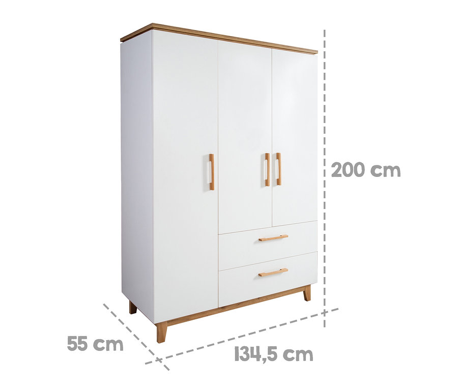 Weißer, dreitüriger roba »Finn« Kleiderschrank mit Holzdetails und zwei Schubladen.
