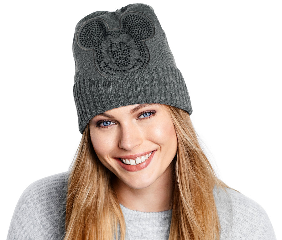 Frau trägt eine graue Strickmütze »Disney«.