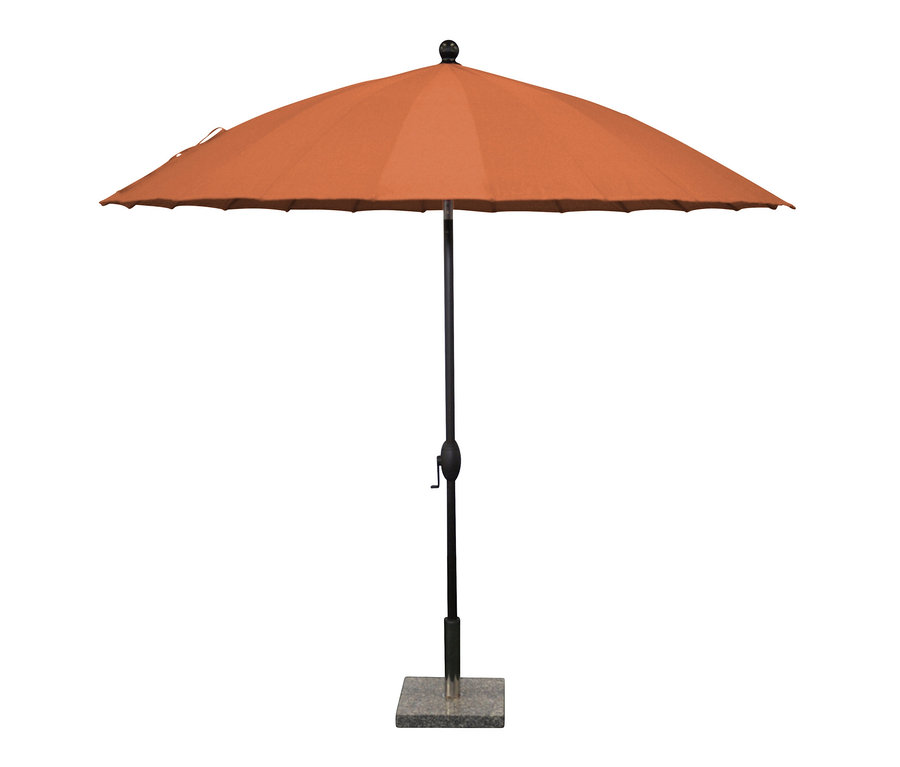 Ein oranger Leco-Aluminium-Sonnenschirm »Shanghai« mit ca. 2,6 m Durchmesser steht auf einem grauen Sockel.