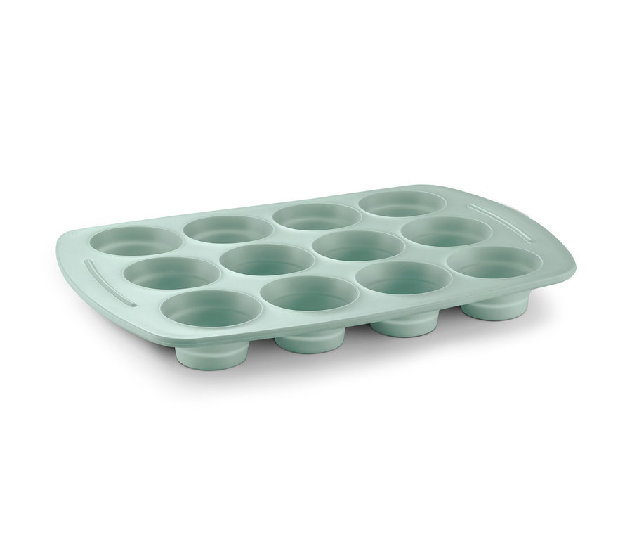 Ein mintgrünes Muffinblech mit zwölf Mulden.