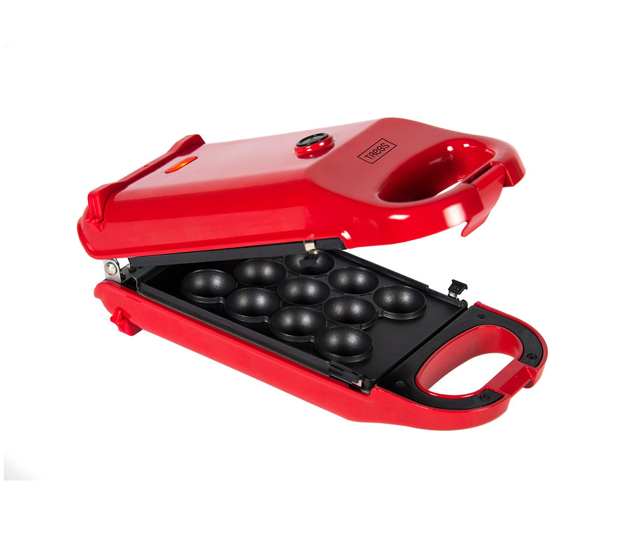 Ein roter 6-in-1-Snackmaker mit offenem Deckel und einer Antihaftbeschichtung mit runden Vertiefungen.