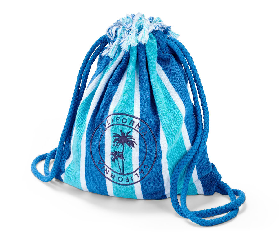Ein blau-weiß gestreiftes Strandtuch in einer Beuteltasche mit kalifornischem Logo.
