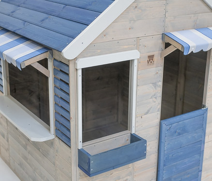 Nahaufnahme des Wendi-Spielhauses »Maritime House« mit blauem Dach und Fenstern.
