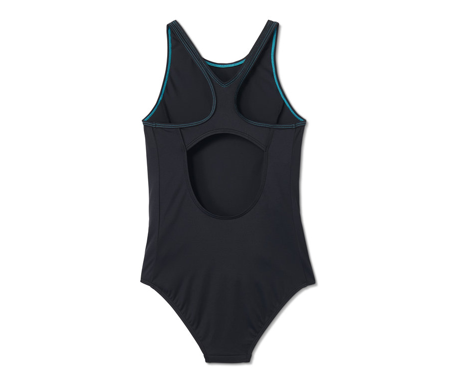 Schwarzer Sportbadeanzug aus recyceltem Material mit blauem Saum und einem Rückenausschnitt.