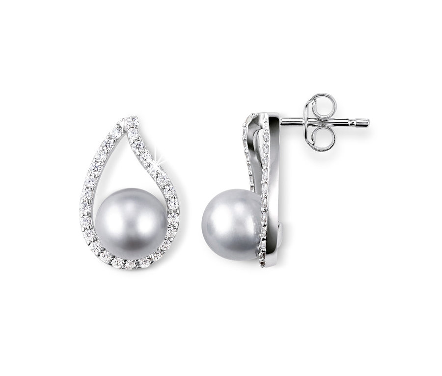 Nahaufnahme von Silberohrsteckern mit Süßwasserzuchtperle und Zirkonia.