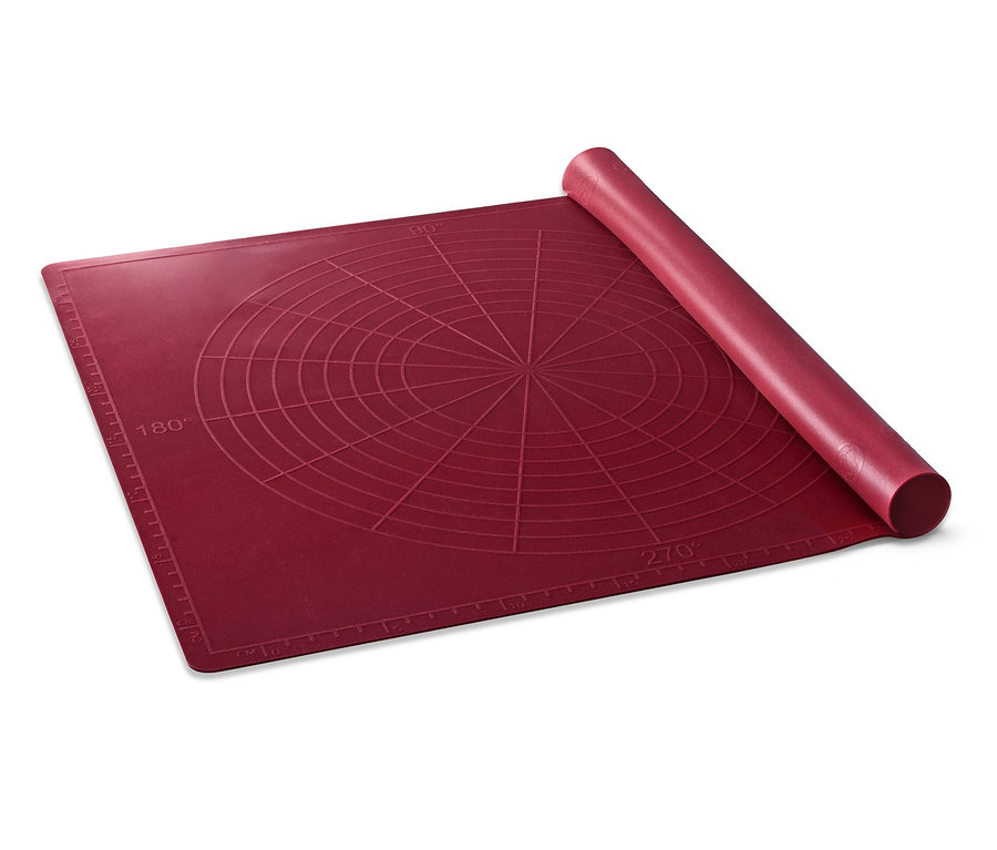 Eine rote Dauerbackmatte, teilweise aufgerollt, mit Markierungen in Form von Kreisen.