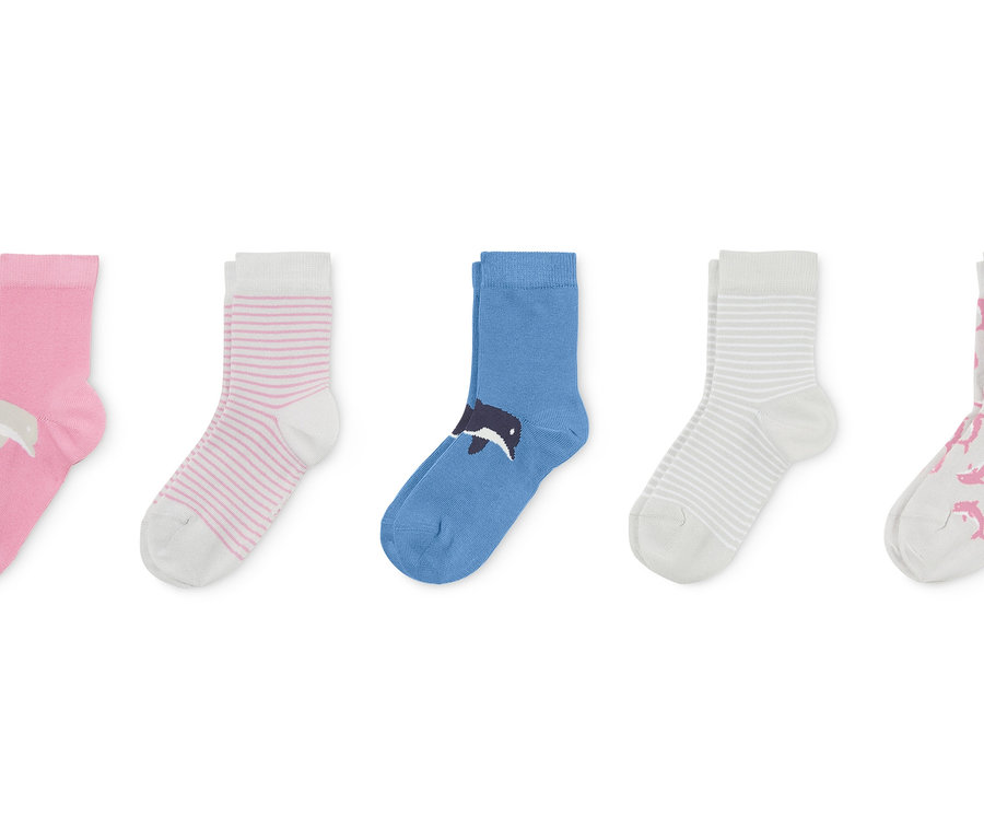 Fünf Paar Socken in verschiedenen Farben und Mustern.