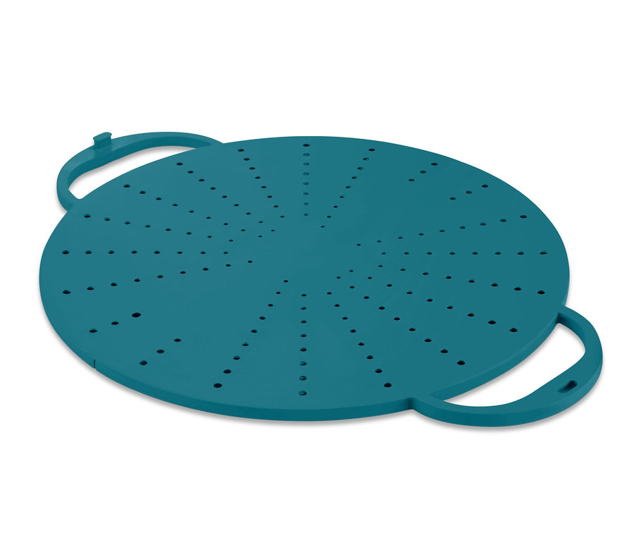 Ein blauer 3-in-1-Pfannenspritzschutz mit Löchern.
