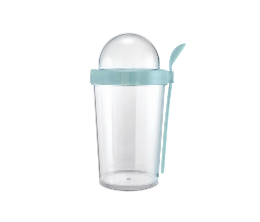 Ein Joghurt-to-go-Becher aus durchsichtigem Kunststoff mit blauem Deckel und Löffel an der Seite.