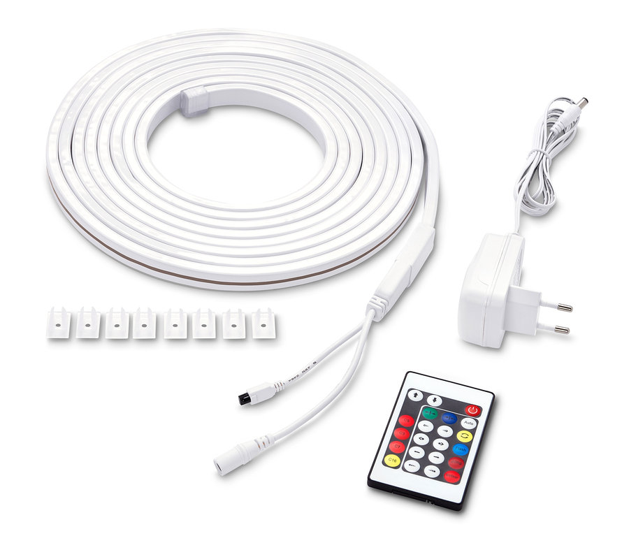 Ein aufgerollter LED-Leuchtschlauch mit Lichteffekten, Befestigungsclips, eine Fernbedienung und ein Netzteil liegen auf einem weißen Hintergrund.