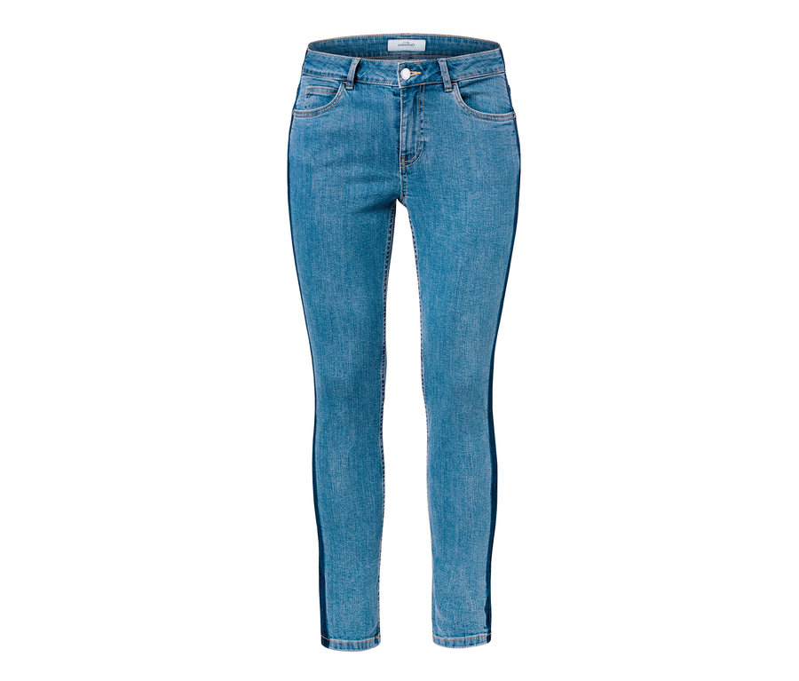 Blaue knöchellange Slimfit-Jeans.