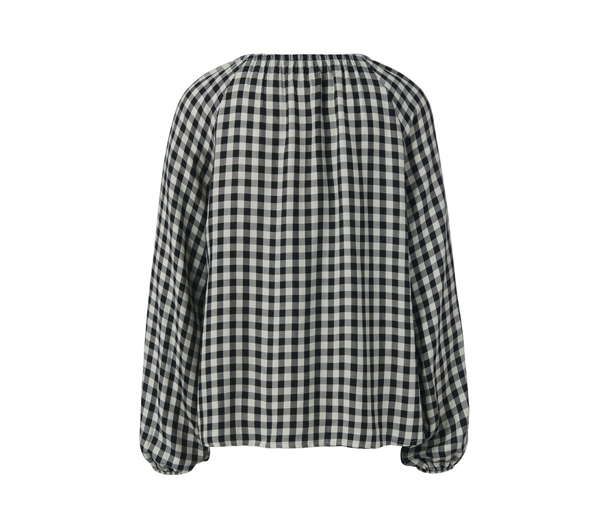 Detail einer karierten Bluse.