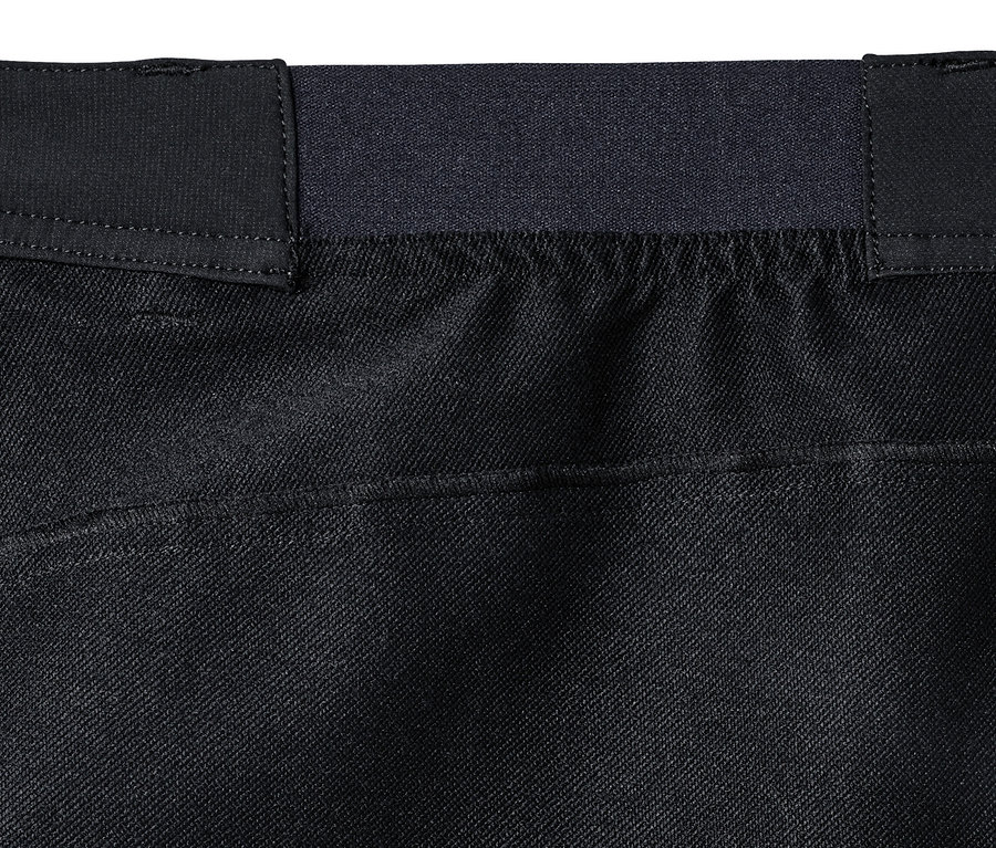 Detailaufnahme einer schwarzen Thermohose.
