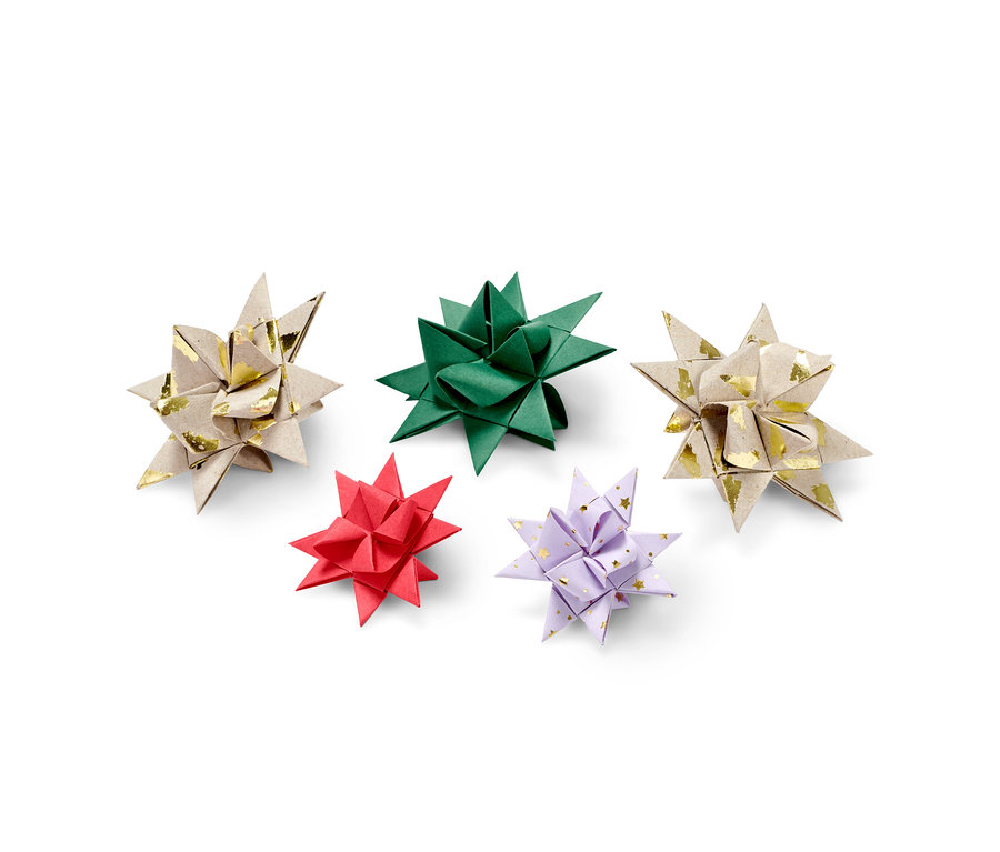 Fünf Papiersterne aus dem Papiersterne-Bastelset in Beige, Grün, Rot und Lila.