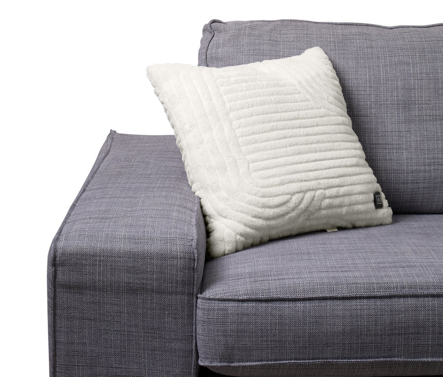 Auf einem grauen Sofa liegt ein weißes Akku-Heiz-Dekokissen, ca. 45 x 45 cm.