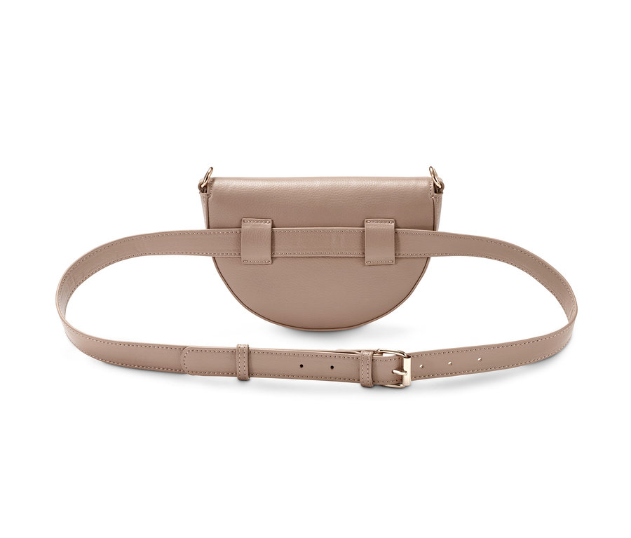 Detailansicht einer beigen Umhänge- und Bauchtasche mit verstellbarem Riemen und goldener Schnalle.