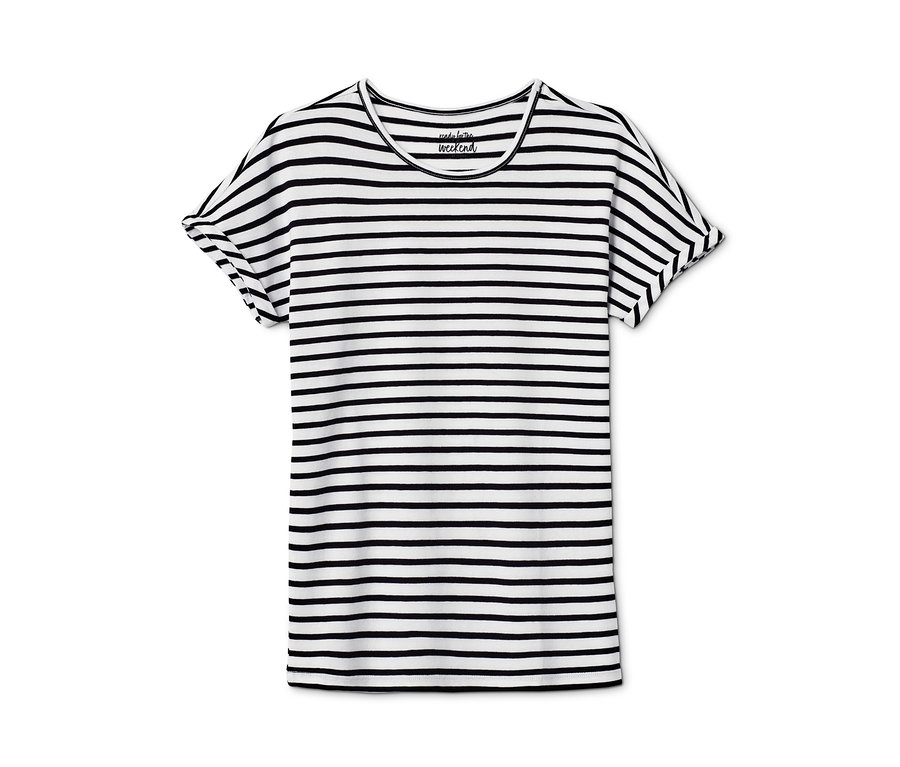 Mädchen-Pyjama mit schwarzen und weißen Streifen.