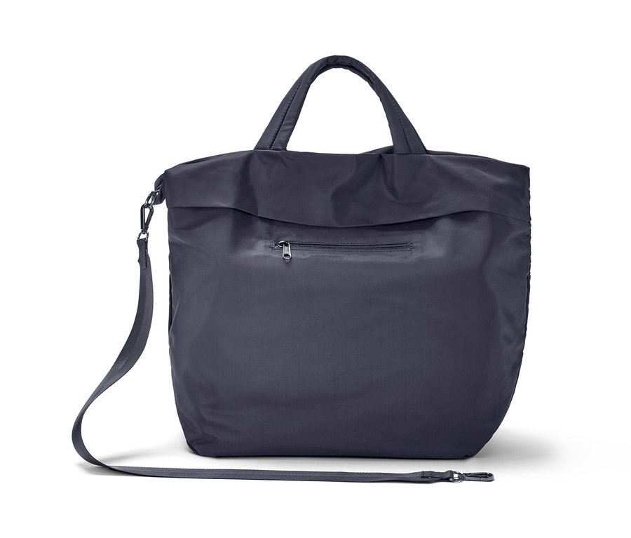 Eine schwarze Sporttasche mit Griffen und Schultergurt.