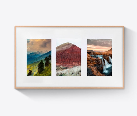 Das Bild zeigt eine gerahmte Collage aus drei Landschaftsfotografien: eine Berglandschaft, ein rotbrauner Hügel und Wasserfälle.
