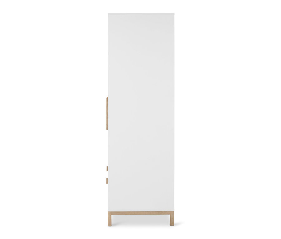 Ein weißer Kleiderschrank »Eklund« mit Schubladen.