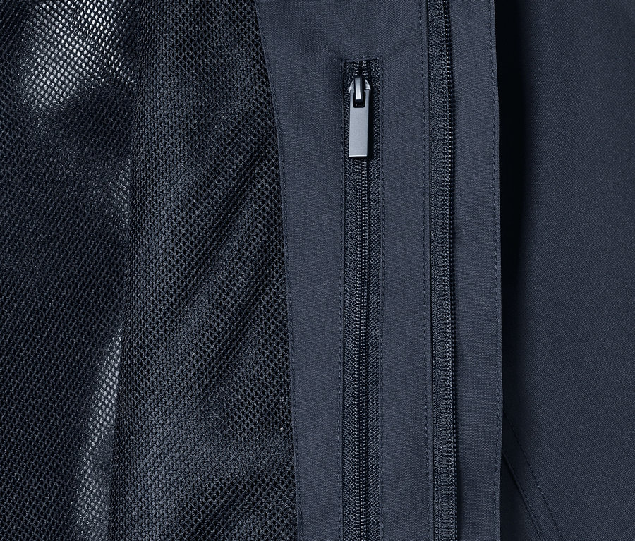 Detailaufnahme eines Funktionsparkas mit Netzfutter und Reißverschluss.