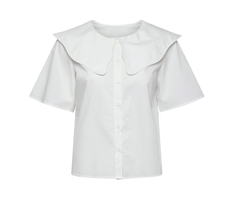 Weiße Bluse mit Kragen.