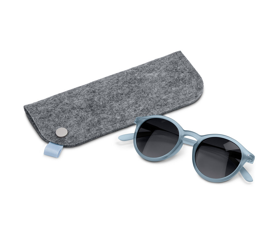 Hellblaue Sonnenbrille und graues Etui auf weissem Hintergrund.