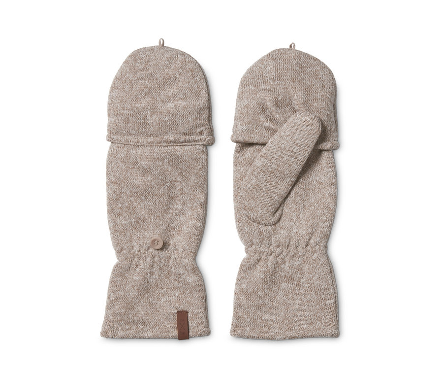 Zwei beige Strickfleece-Klappfäustlinge liegen nebeneinander auf einem weißen Hintergrund.