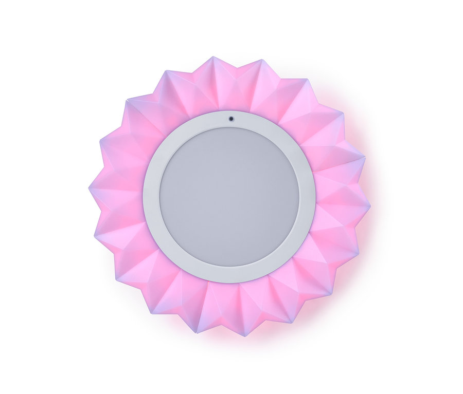 Nahaufnahme einer LED-Wand-und-Decken-Leuchte mit rosa, gefaltetem, dekorativem Rand.
