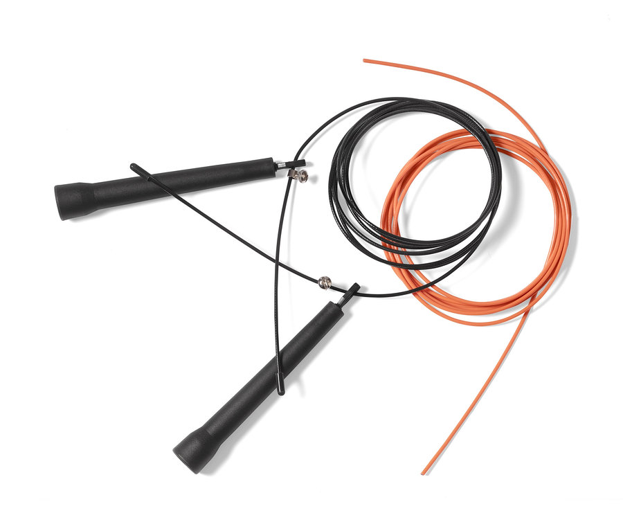 Ein schwarzes Springseil »Speed« mit einem schwarzen Seil und einem orangefarbenen Ersatzseil.