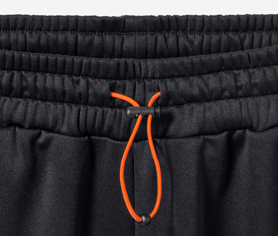 Detailaufnahme einer Sporthose mit Kordelzug.