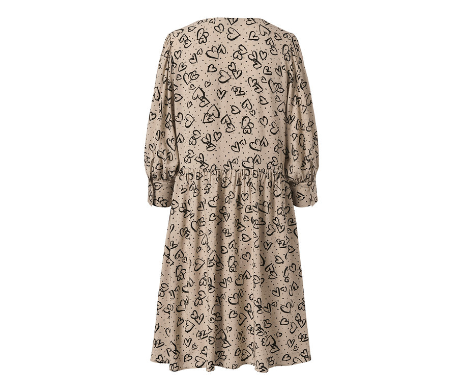 Beiges Kleid mit schwarzem Herz- und Punktmuster.