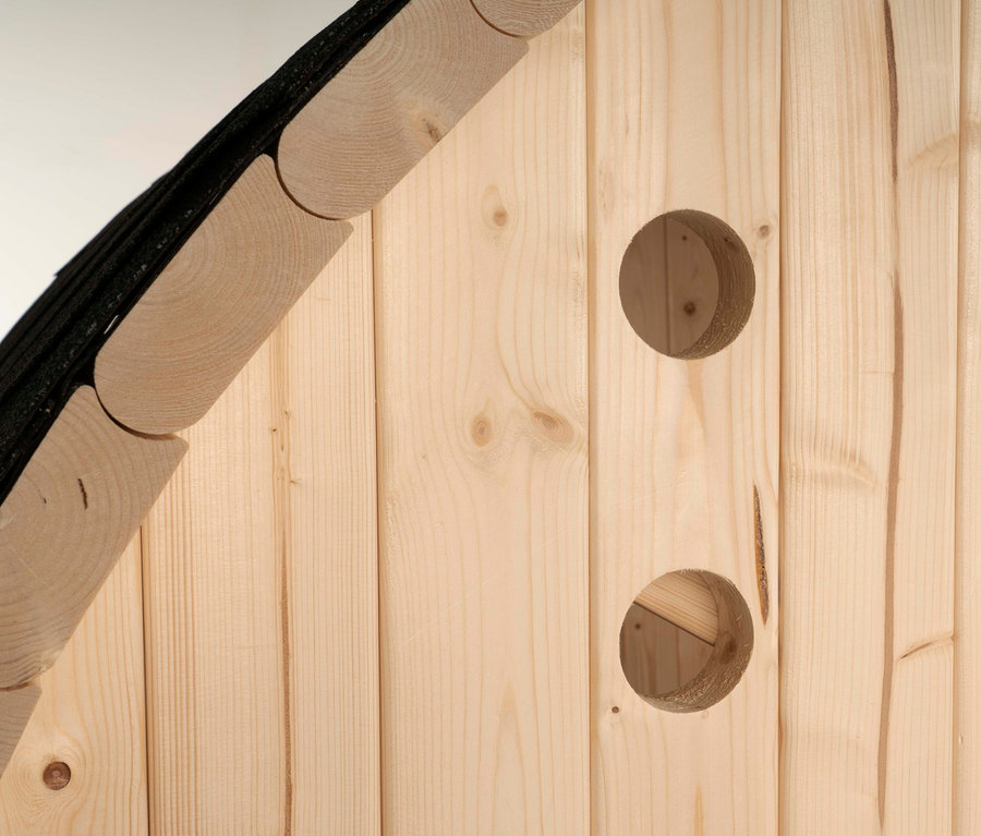 Detail einer Home-Deluxe-Outdoor-Fasssauna »LAHTI L« aus Holz mit zwei Öffnungen.