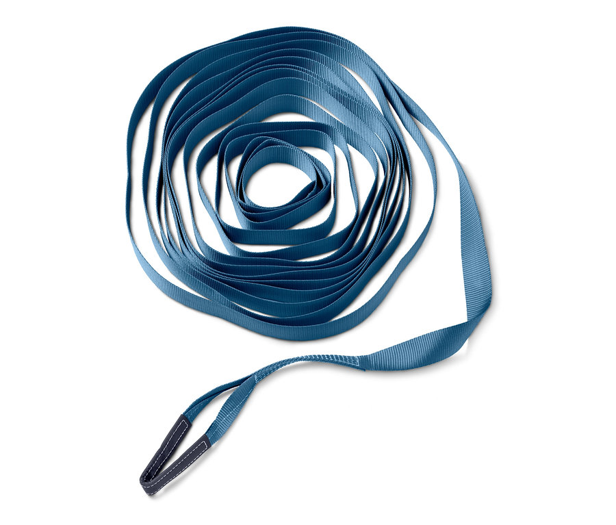 Aufgerolltes blaues Slackline-Balancierseil auf weißem Hintergrund.