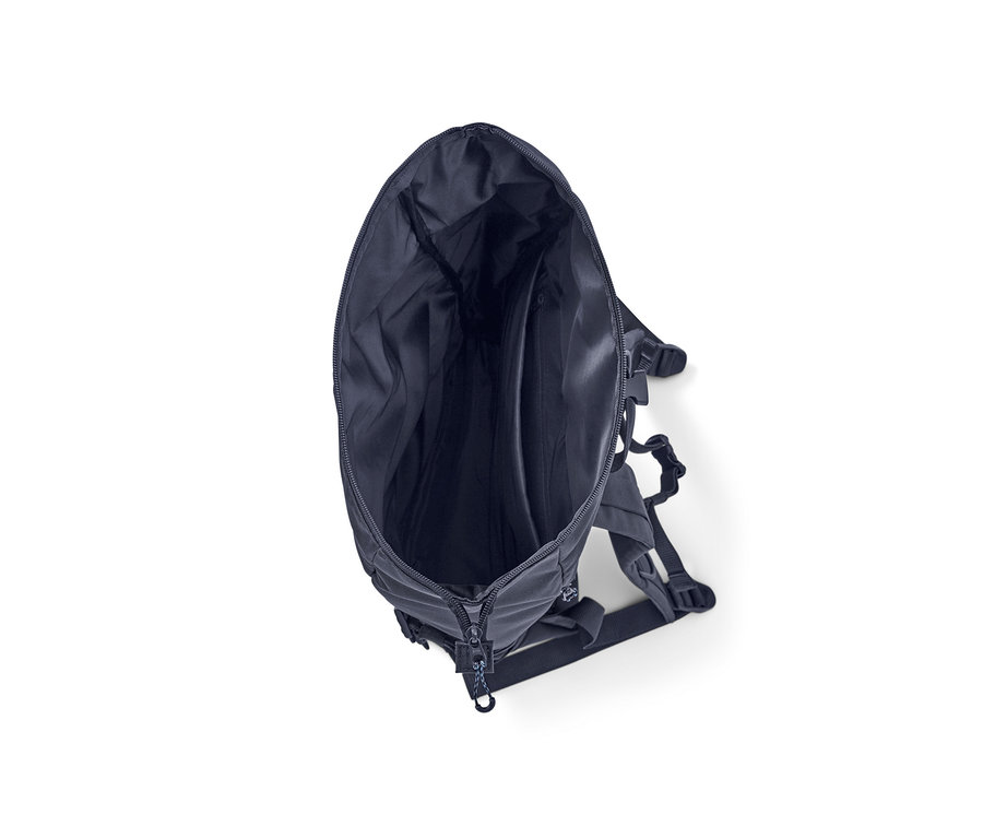 Geöffneter Outdoor-Rucksack, dunkelblau.