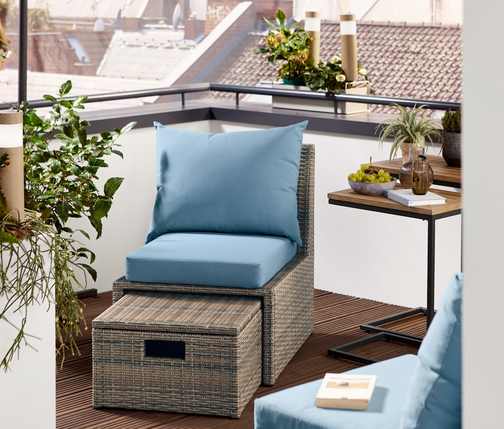 Ein Lounge-Sessel »Thore« mit Ausziehfunktion steht auf einer Terrasse. Im Hintergrund sind 3 Solar-Säulen zu sehen.