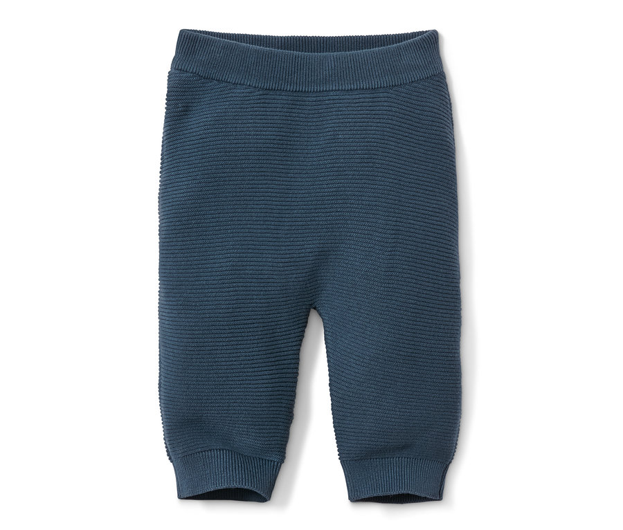 Blaue Strickhose aus dem Strickset auf weißem Hintergrund.