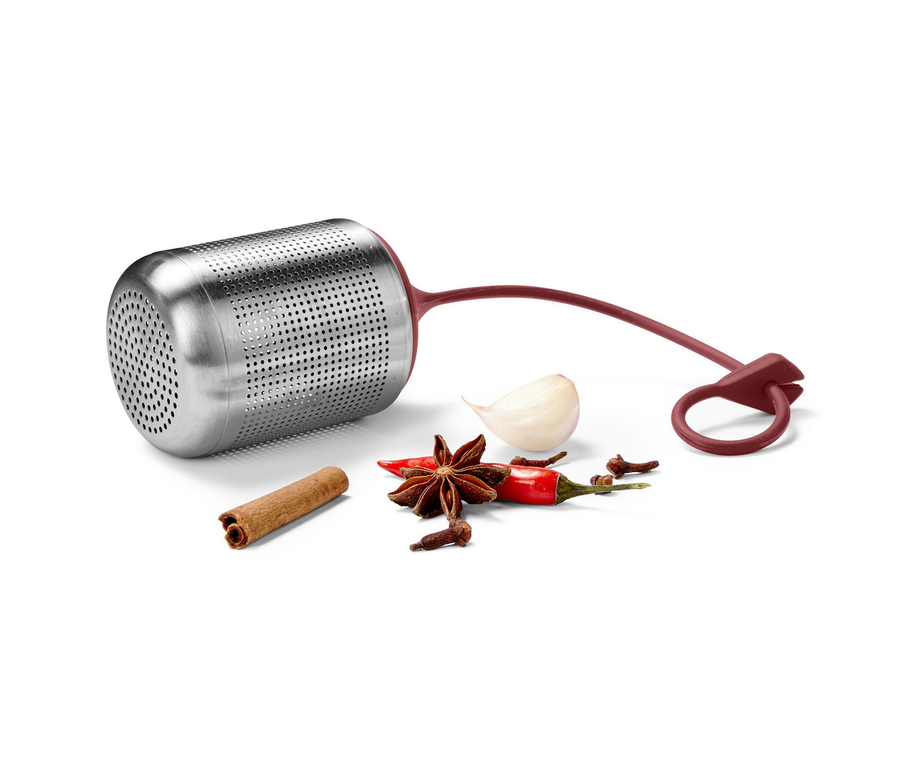 Ein Gewürzsieb aus Edelstahl mit Sternanis, Chili, Knoblauch, Zimt und Nelken.