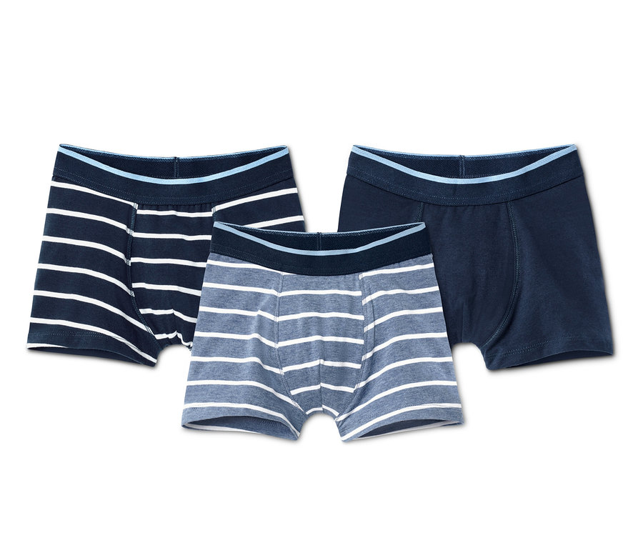 Drei Jungen-Slipboxer aus Bio-Baumwolle mit verschiedenen Designs.