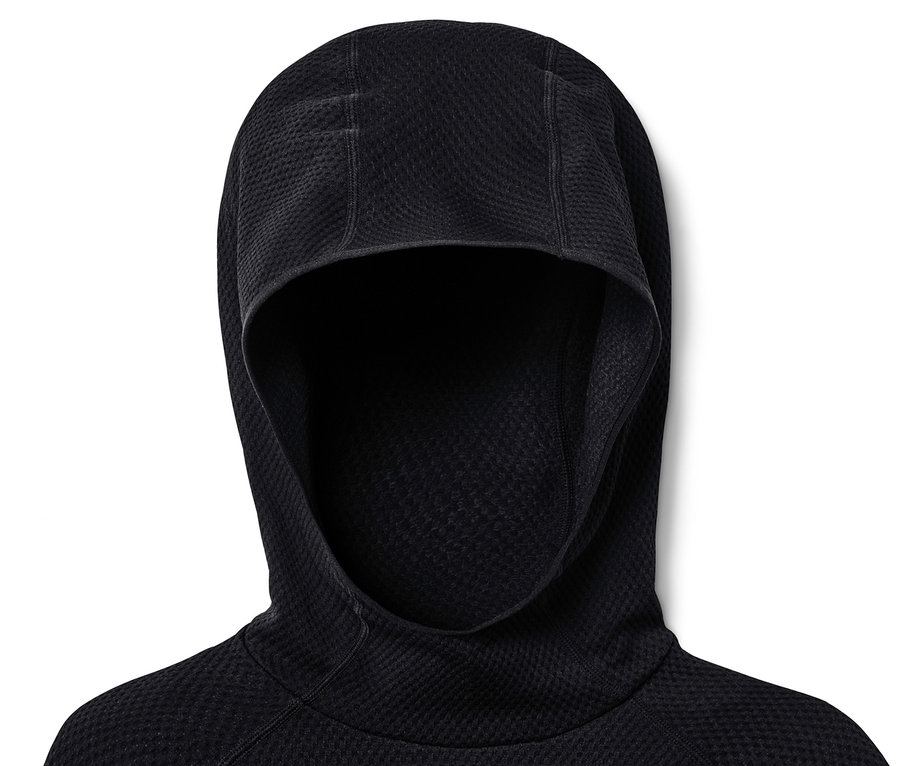 Detailaufnahme des schwarzen Seamless-Funktionslaufshirts mit Kapuze.