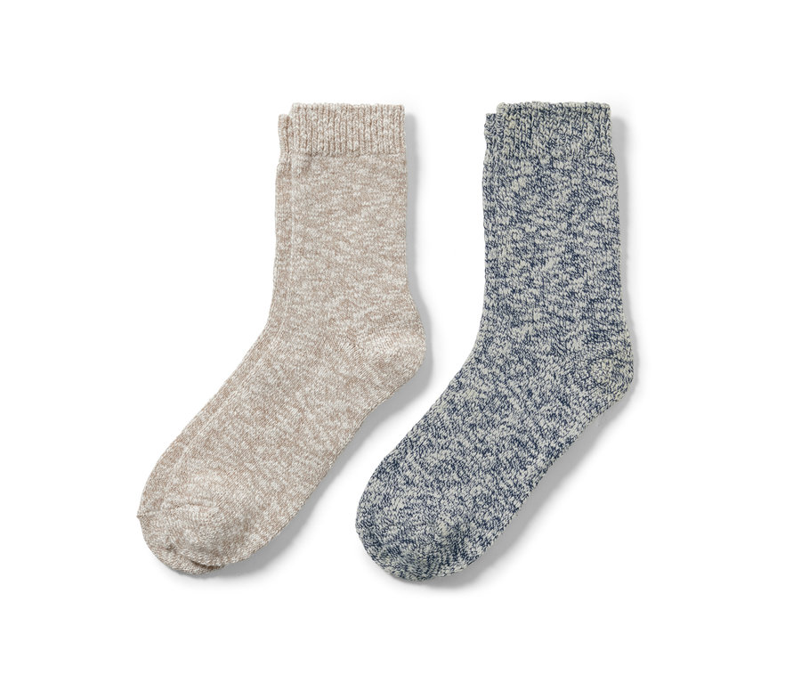 Zwei Paar beigefarbene und blaue Stricksocken.