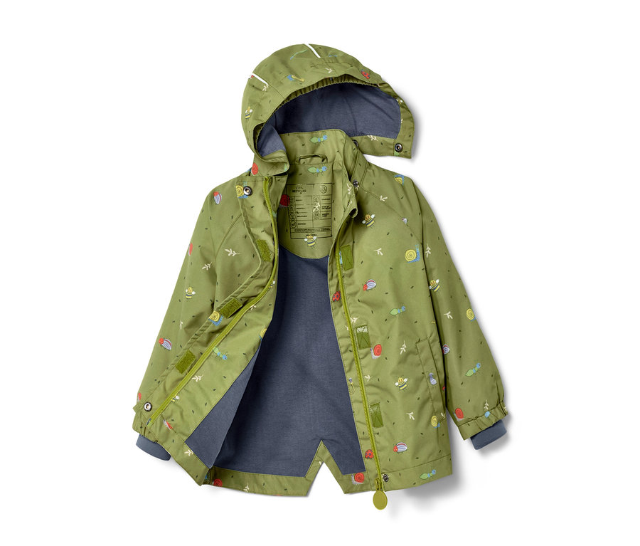 Grüne Kleinkinder-Regenjacke mit Muster.
