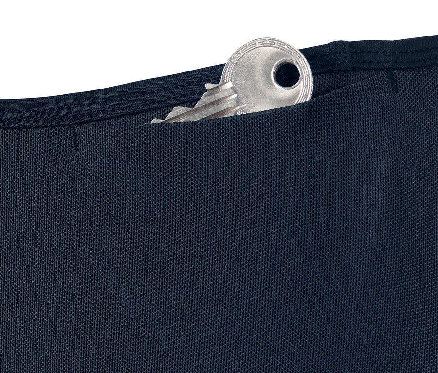 Schlüssel in der Tasche einer blauen Bodyforming-Sporttight.