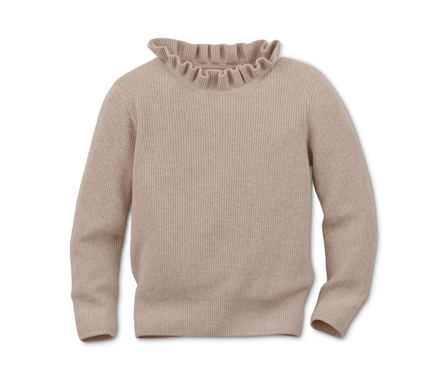 Beiger Strickpullover mit Rüschen am Kragen.