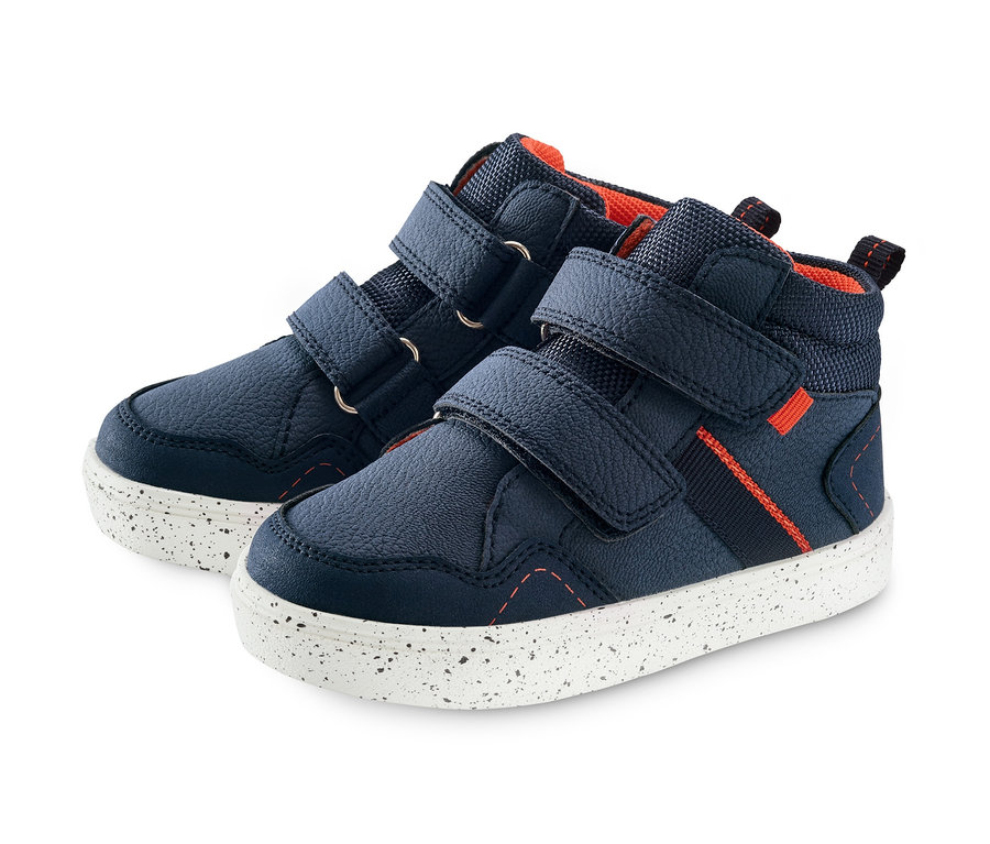 Zwei blaue Sneaker.