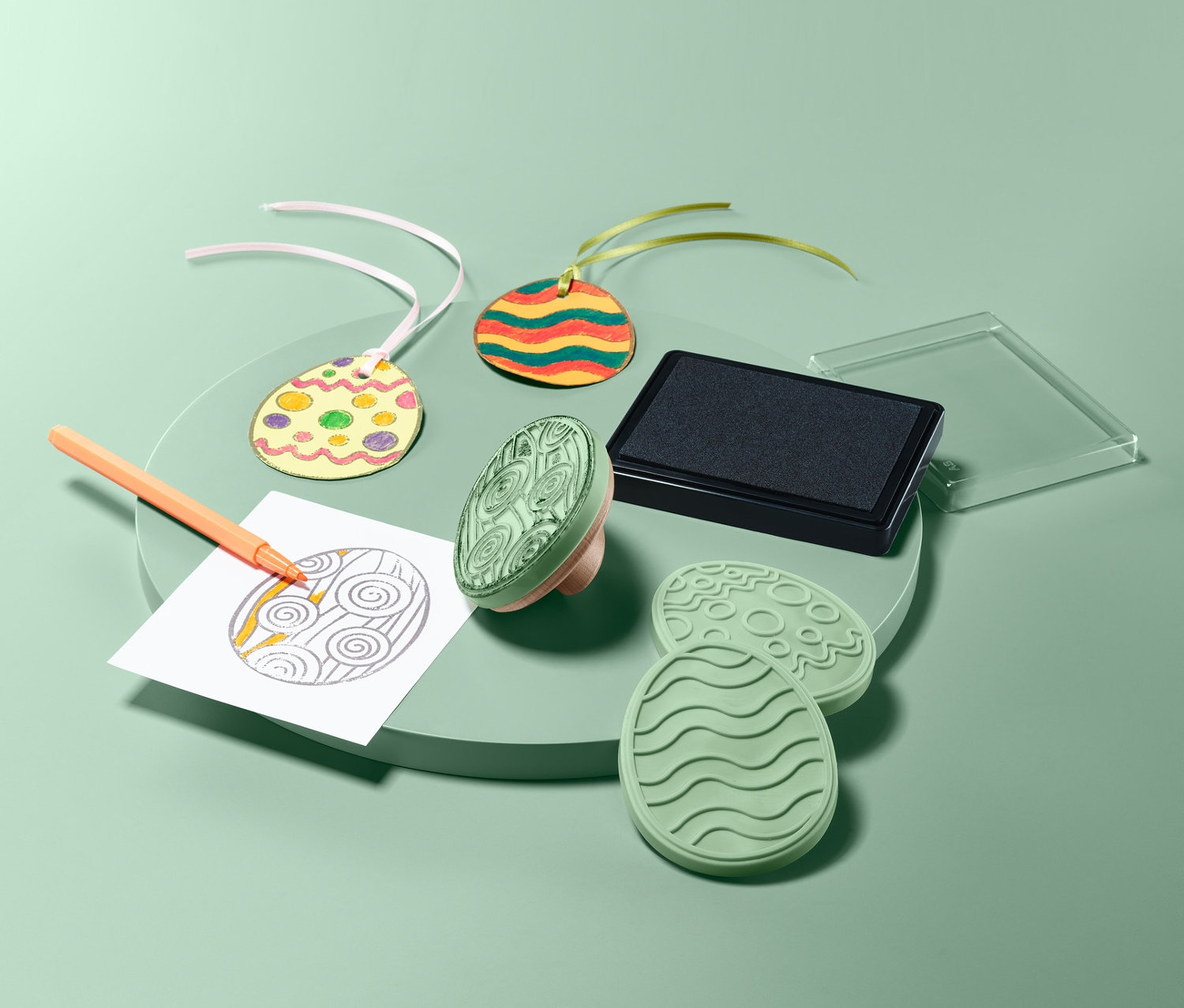 Oster-Stempel-Set mit gestempelten Eiern und Stempelkissen.